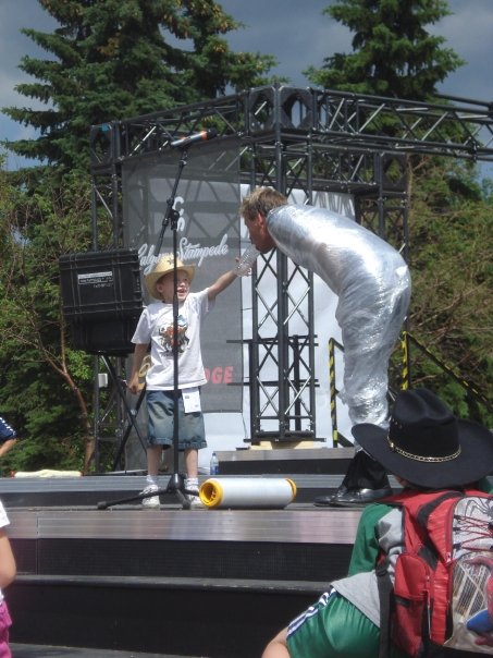  A kid helps Paul bea... 